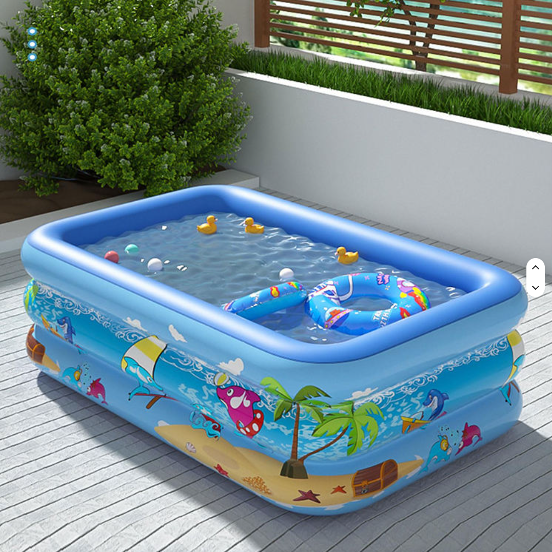 Piscină gonflabilă umplută cu apă
